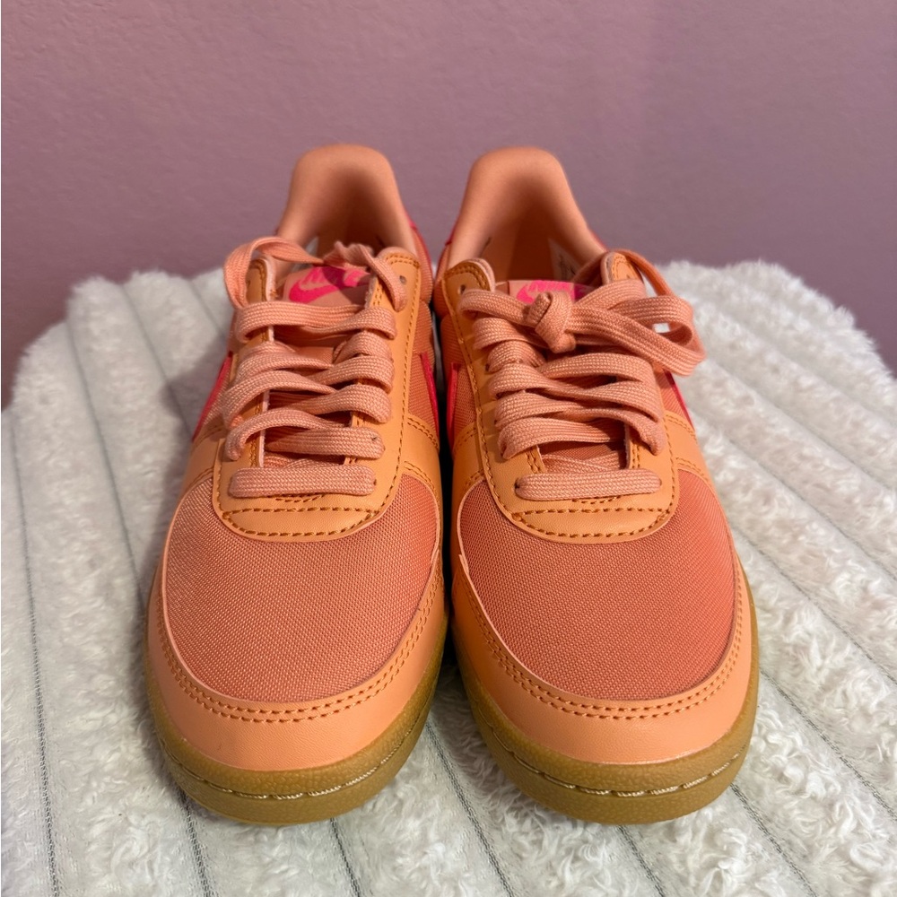 Women's Nike Field General Agate Hyper Pink Size 7 - Picture 2 of 7